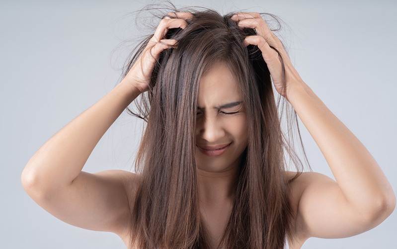 cara mengatasai rambut bau dan lepek